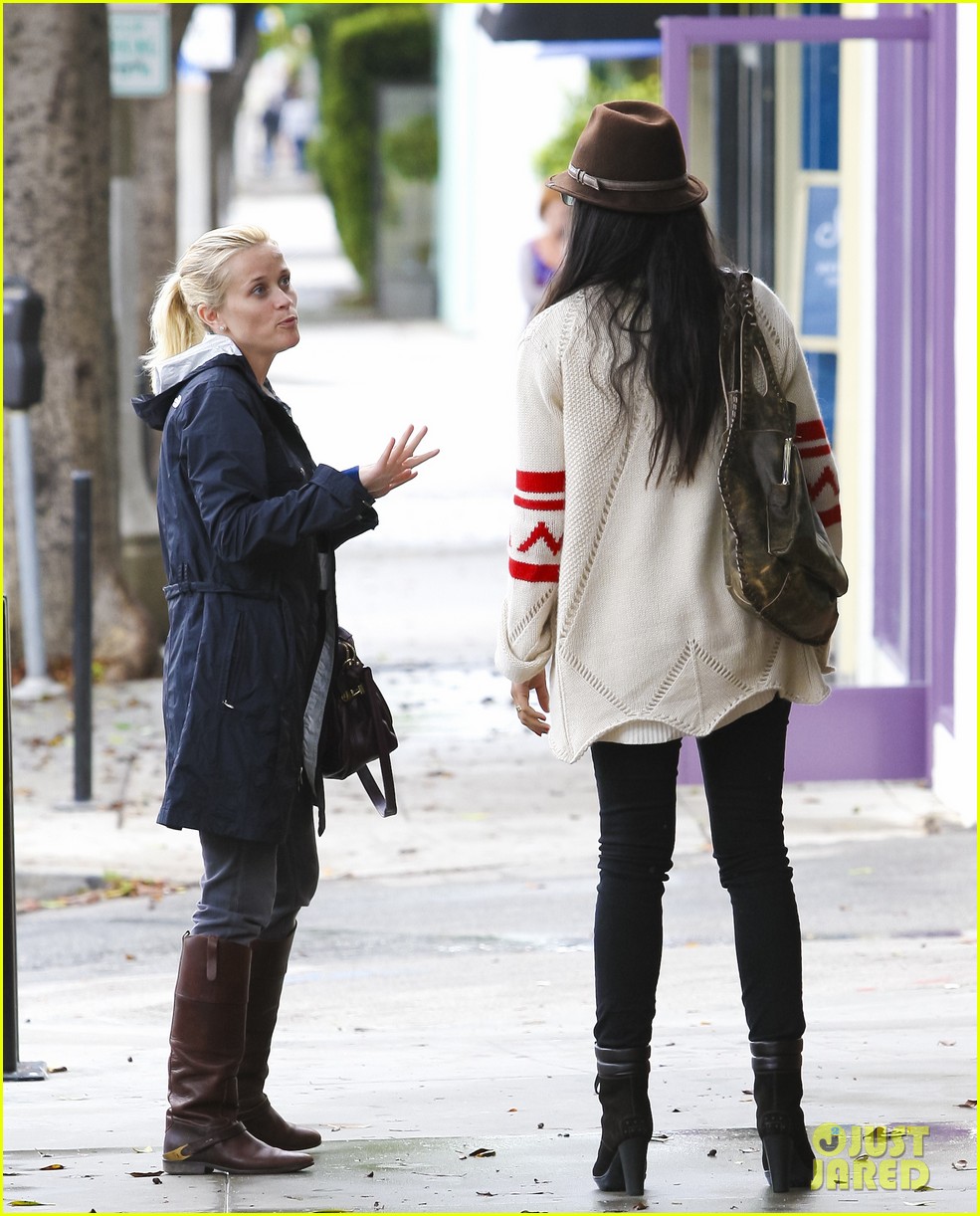 Reese Witherspoon & Jim Toth Get Caught in the Rain Photo 2587267