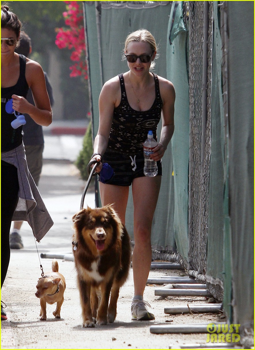 amanda seyfrieds day out with finn 02