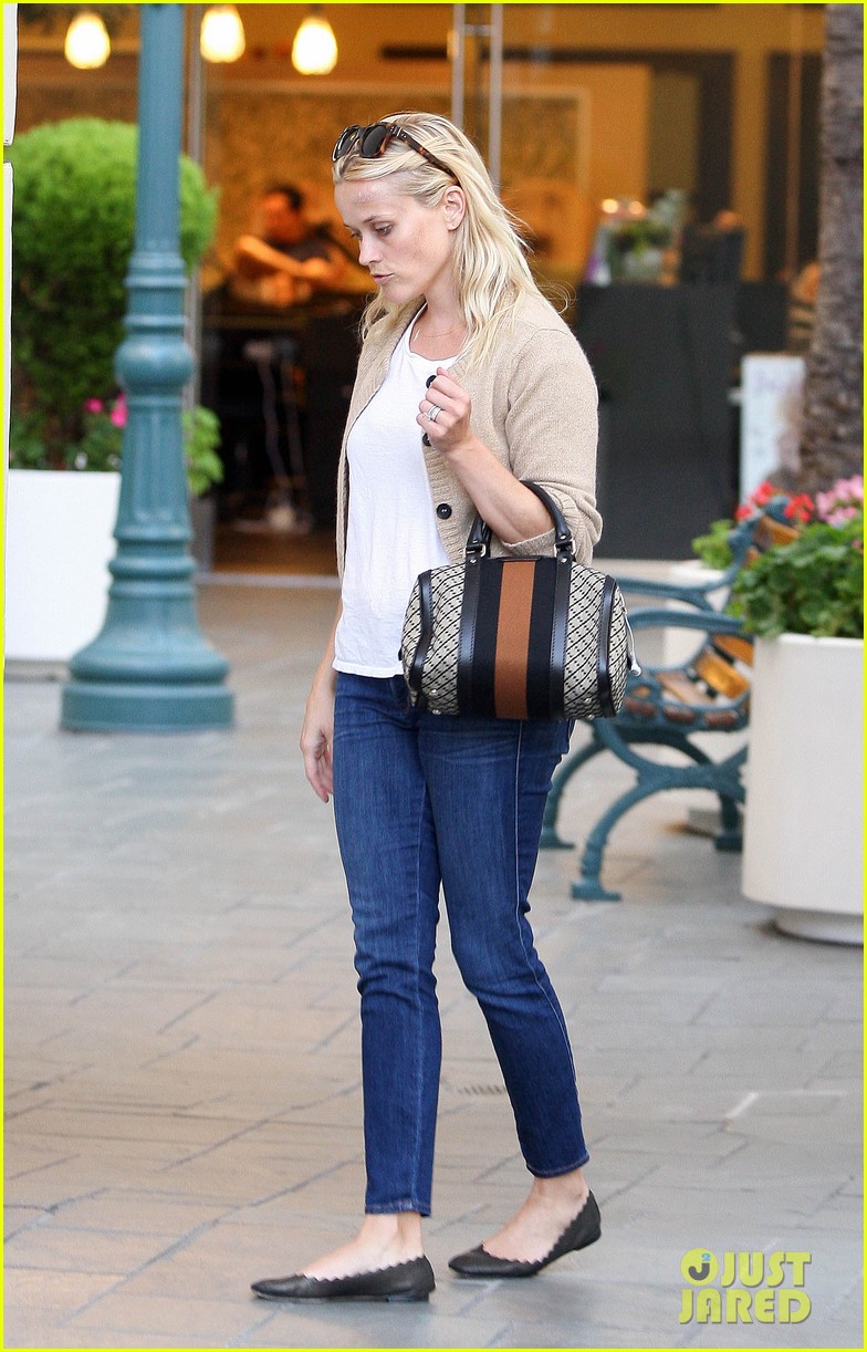 reese witherspoon runs errands with deacon 012589053