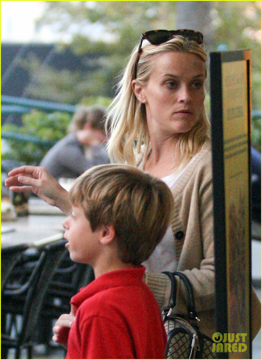 reese witherspoon runs errands with deacon 042589056