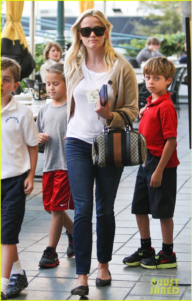 reese witherspoon runs errands with deacon 062589058