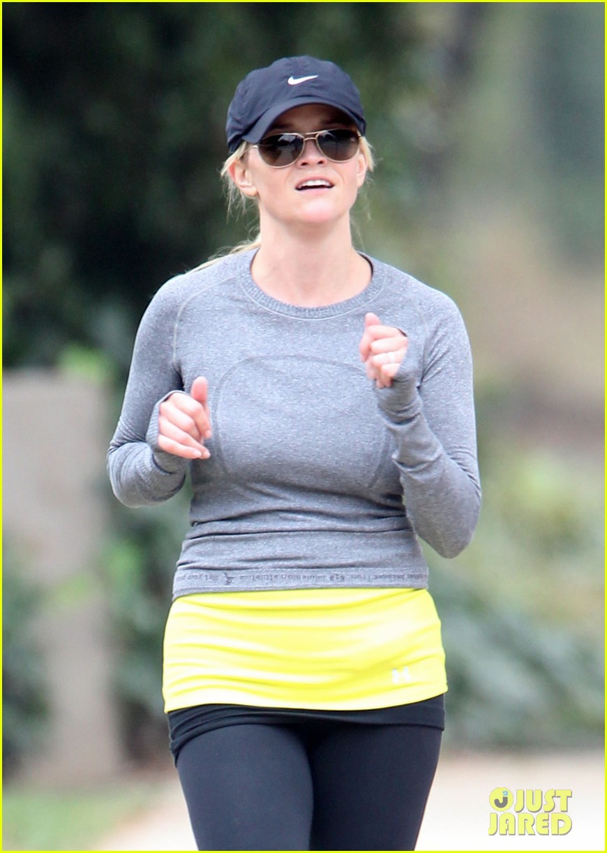 reese witherspoon goes jogging 012591222