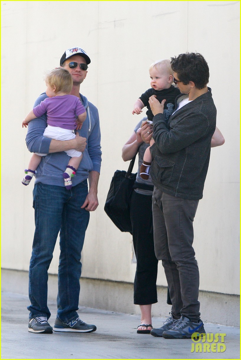 Neil Patrick Harris Lunch at Marmalade Cafe with the Twins! Photo(01)