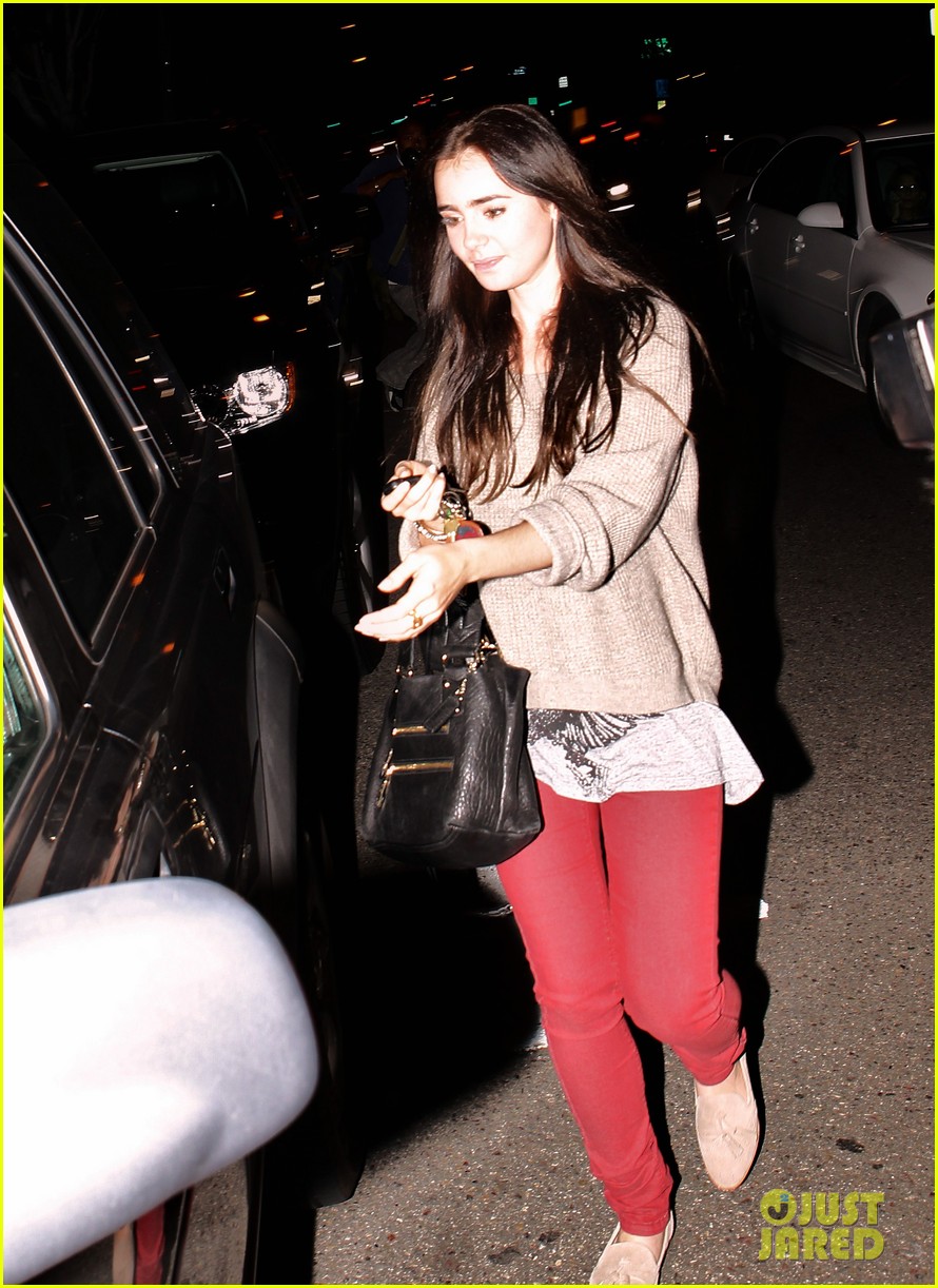 lily collins newsroom cafe 012604928