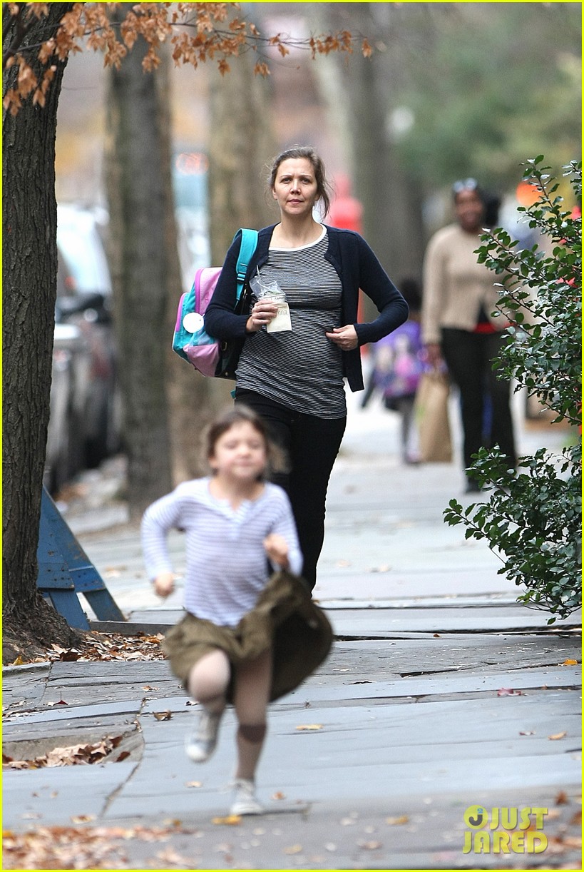 Maggie Gyllenhaal After School Walk with Ramona! Photo 2604794(02)