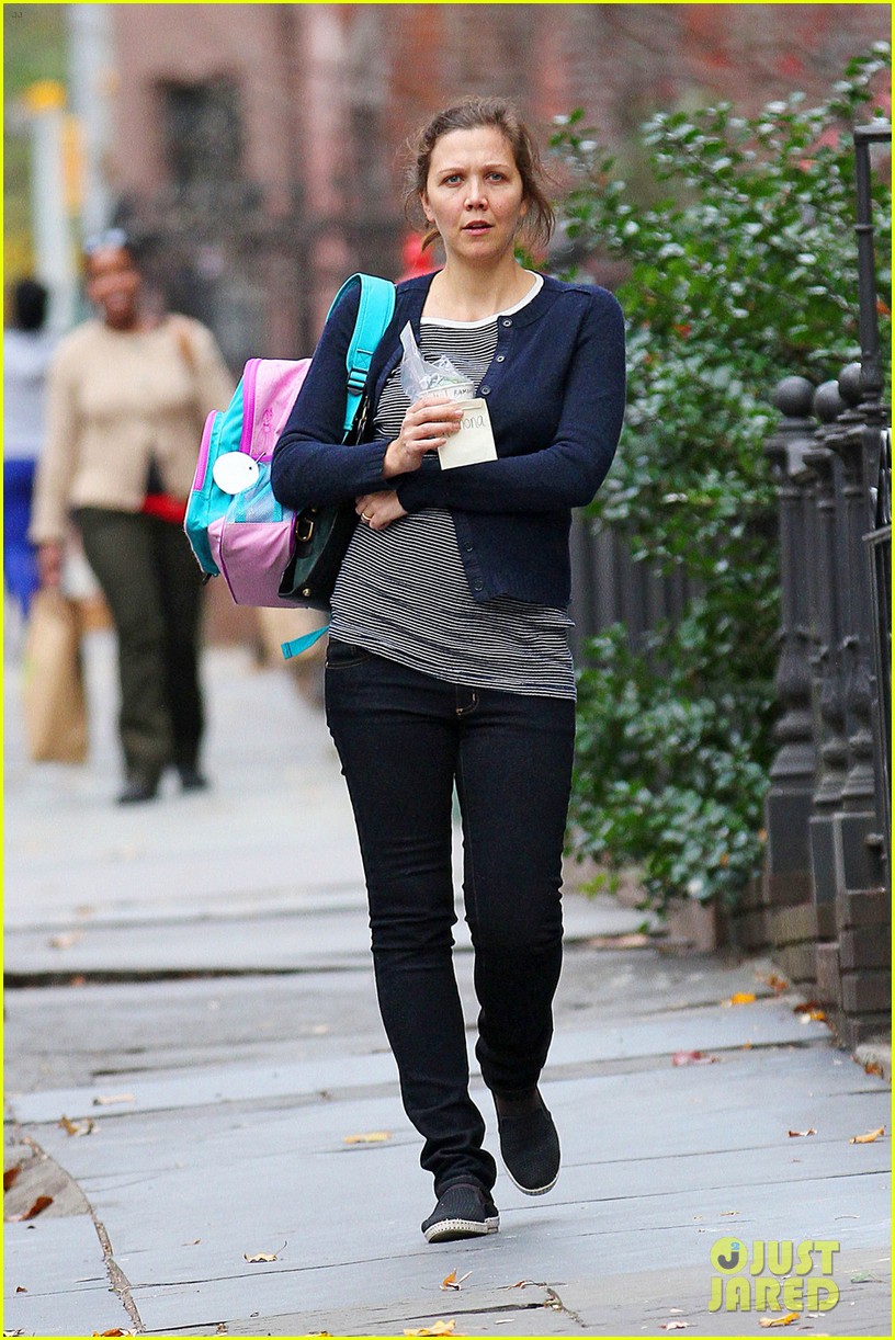 Maggie Gyllenhaal After School Walk with Ramona! Photo 2604801(02)