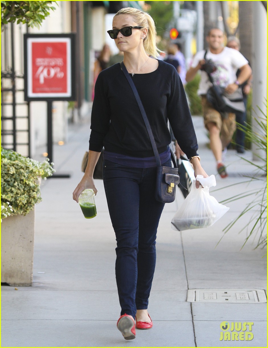 reese witherspoon shopping beverly hills 112596264