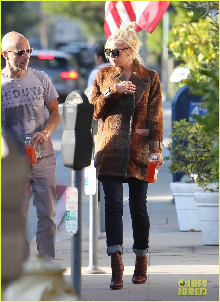 gwen stefani out about brentwood 062599141