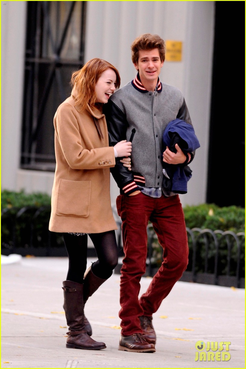 emma stone andrew garfield holding hands in nyc 02