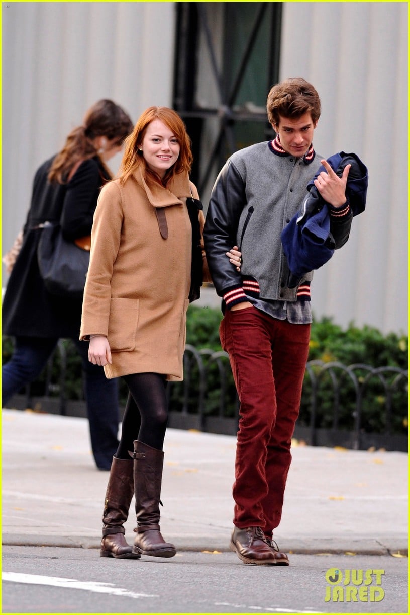 emma stone andrew garfield holding hands in nyc 12