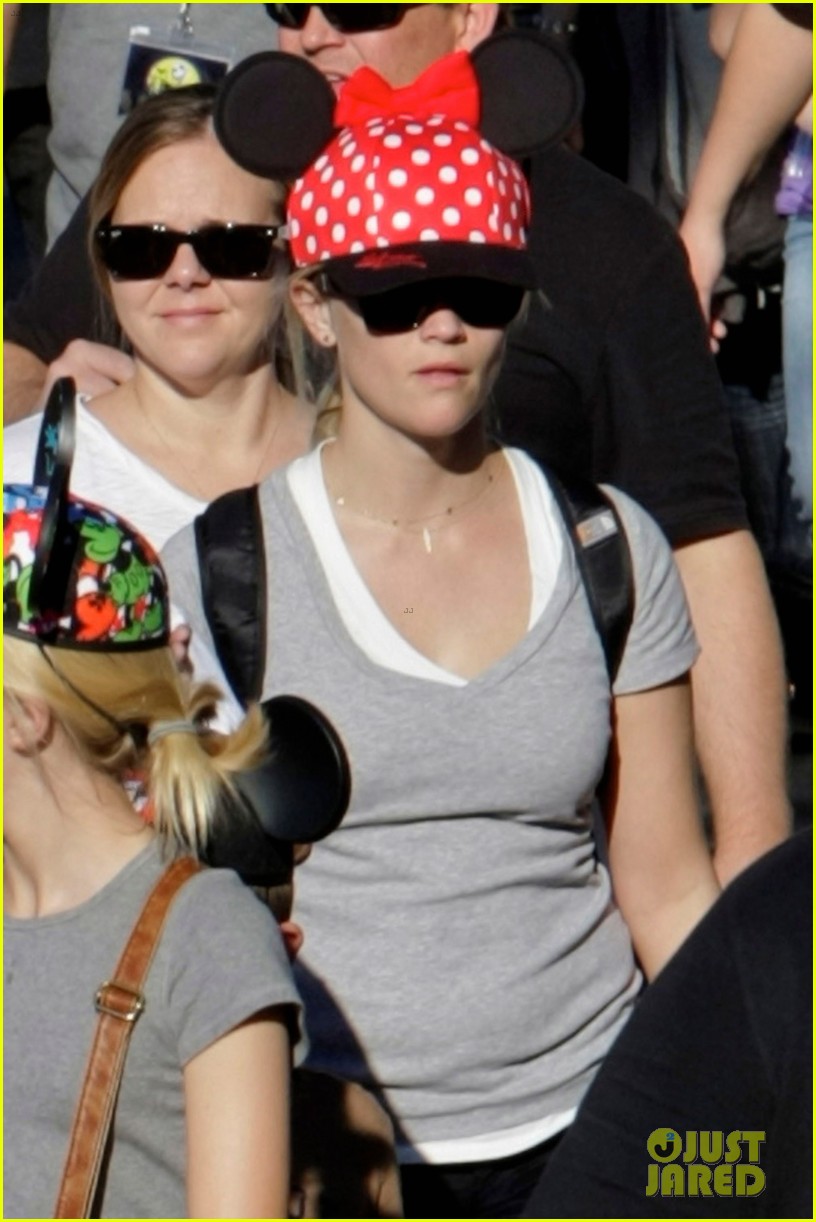 reese witherspoon disneyland with the family 04