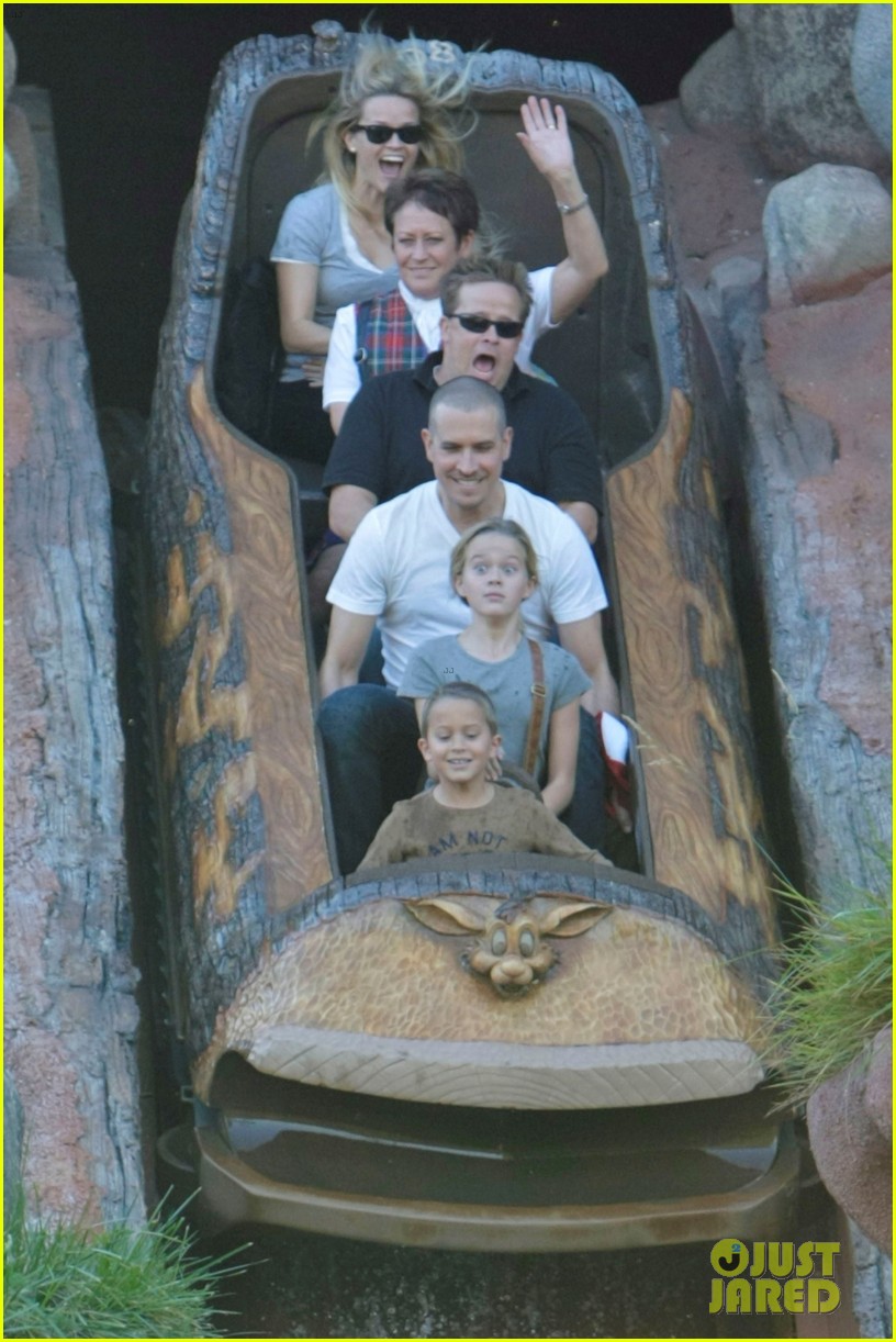 reese witherspoon disneyland with the family 11