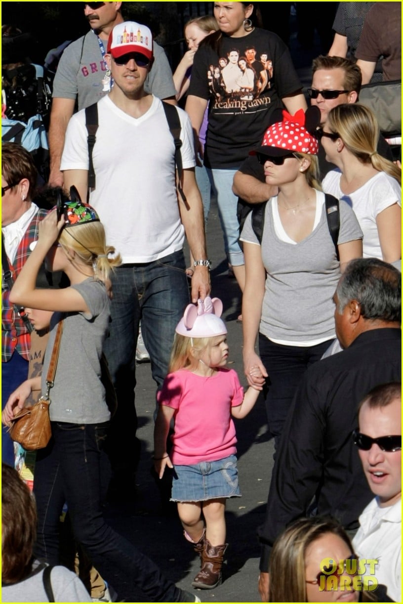 reese witherspoon disneyland with the family 12