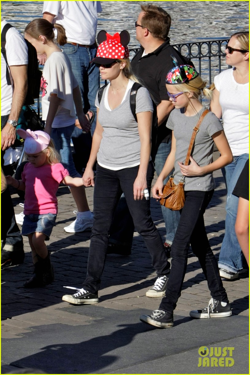 reese witherspoon disneyland with the family 152604272