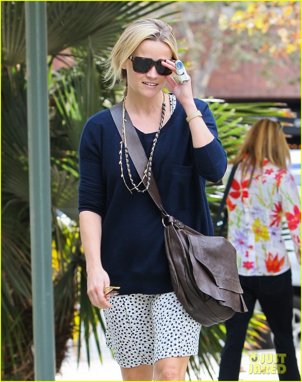 reese witherspoon broken finger 092604666