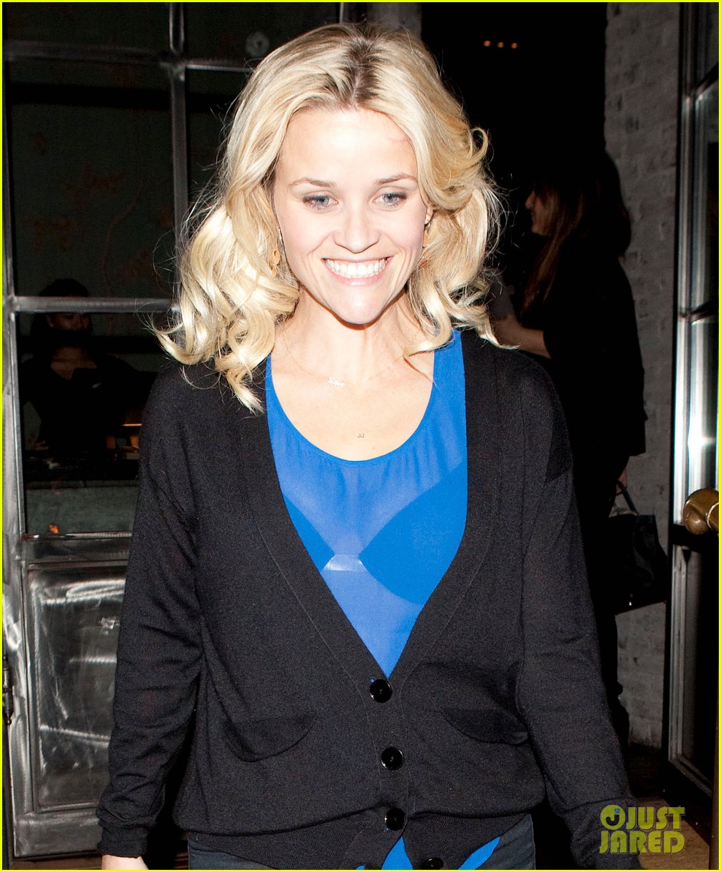reese witherspoon ditches python bag after peta complaint 032597112