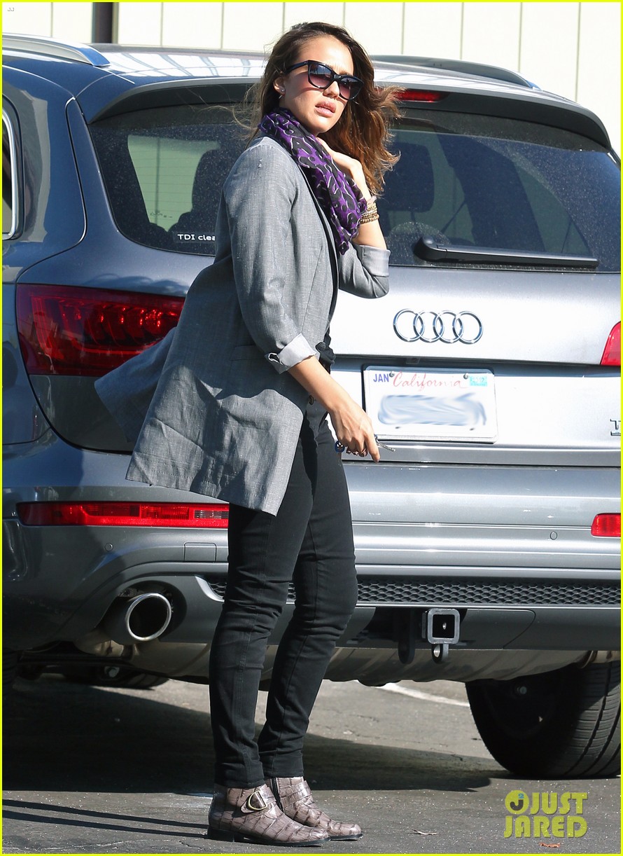jessica alba toys r us stop with baby haven 10