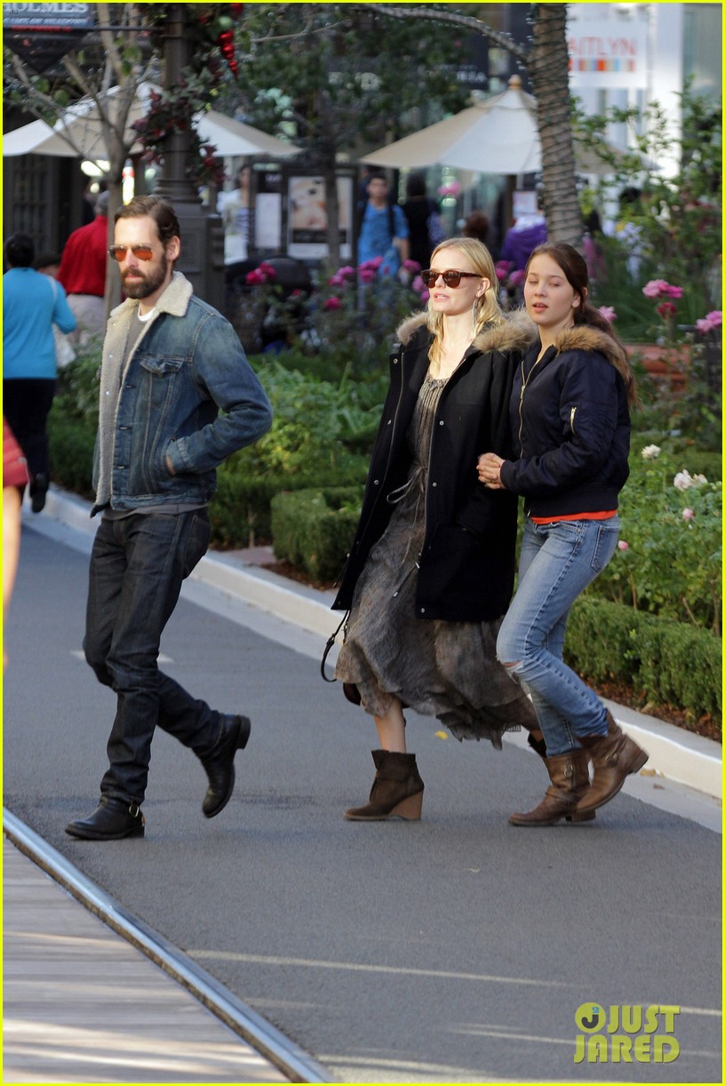 kate bosworth shops with michael polish daughter 092609011