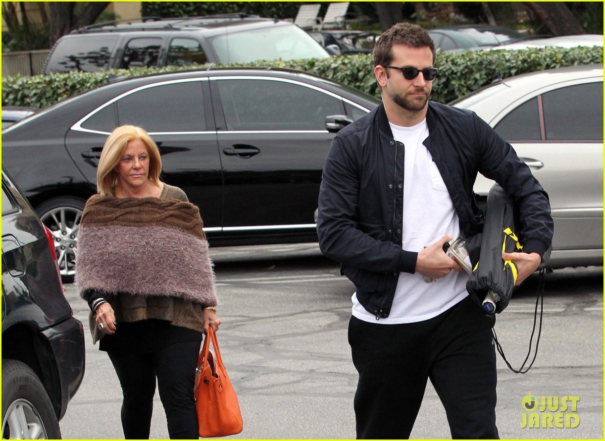 bradley cooper plays tennis with his mom 03