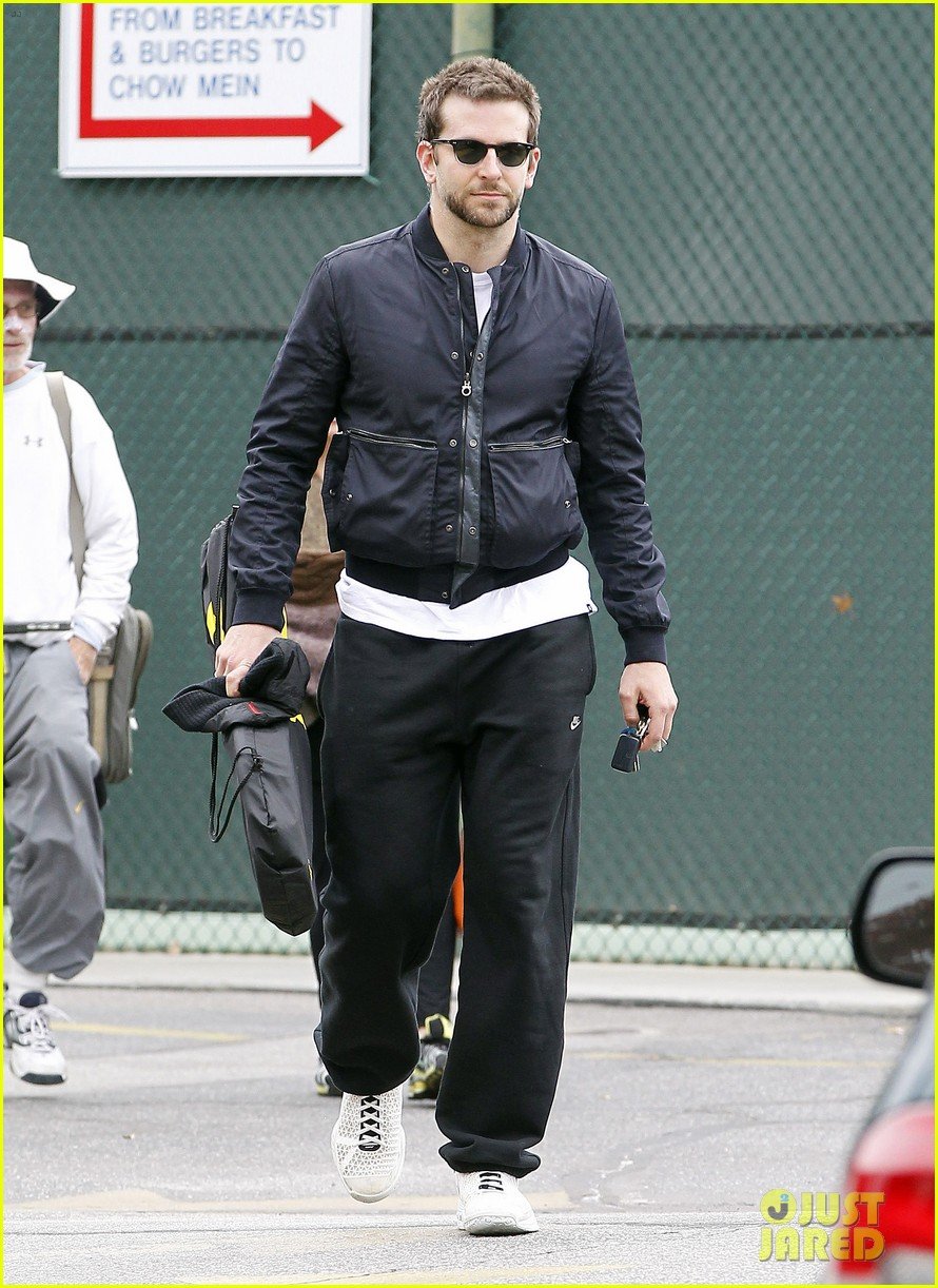 bradley cooper plays tennis with his mom 09