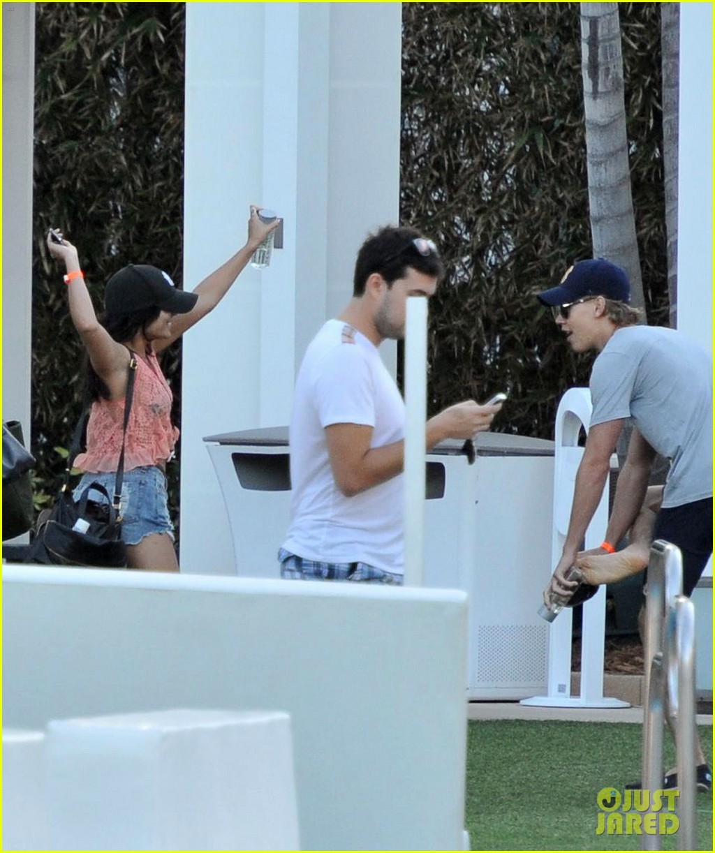 Vanessa Hudgens New Year's Eve with Austin Butler! Photo 2613737