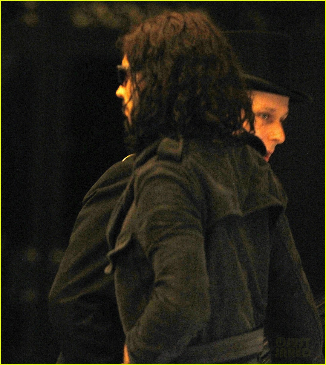 Russell Brand Divorce Papers at London Law Office Photo 2613471