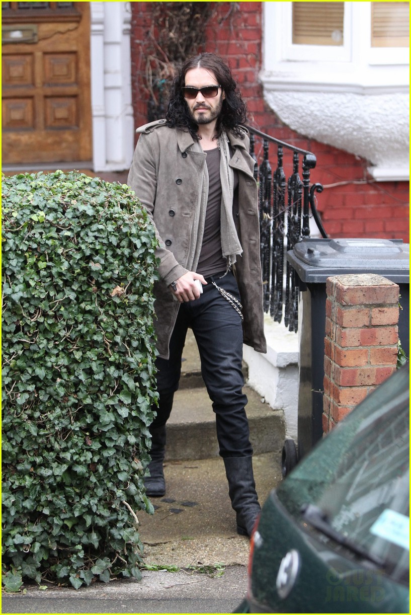 Russell Brand Divorce Papers at London Law Office Photo 2613475(00)
