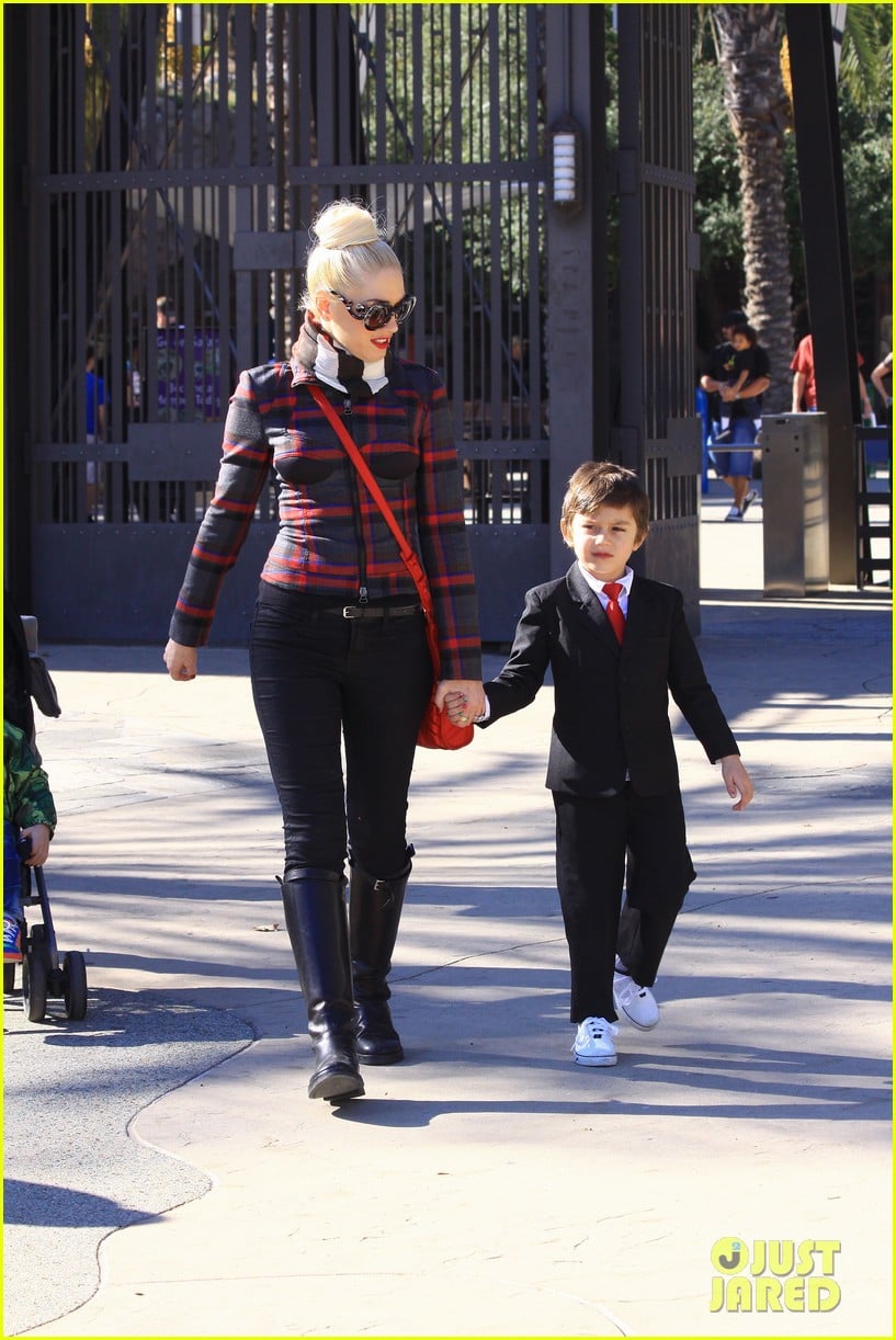 Gwen Stefani Christmas Eve at the Zoo! Photo 2612428 Celebrity(00)