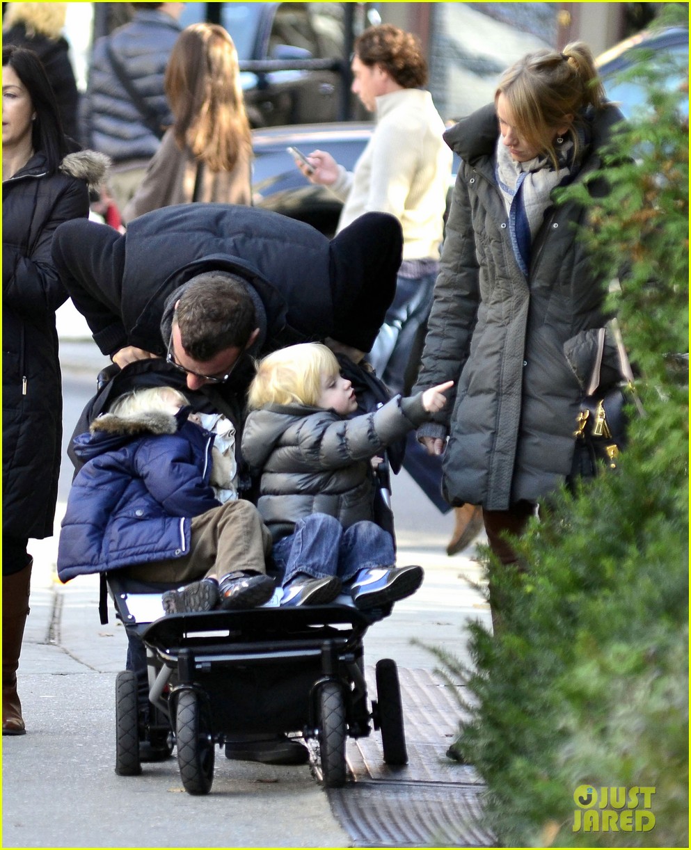 Naomi Watts & Liev Schreiber Christmas Shopping with the Boys! Photo(01)