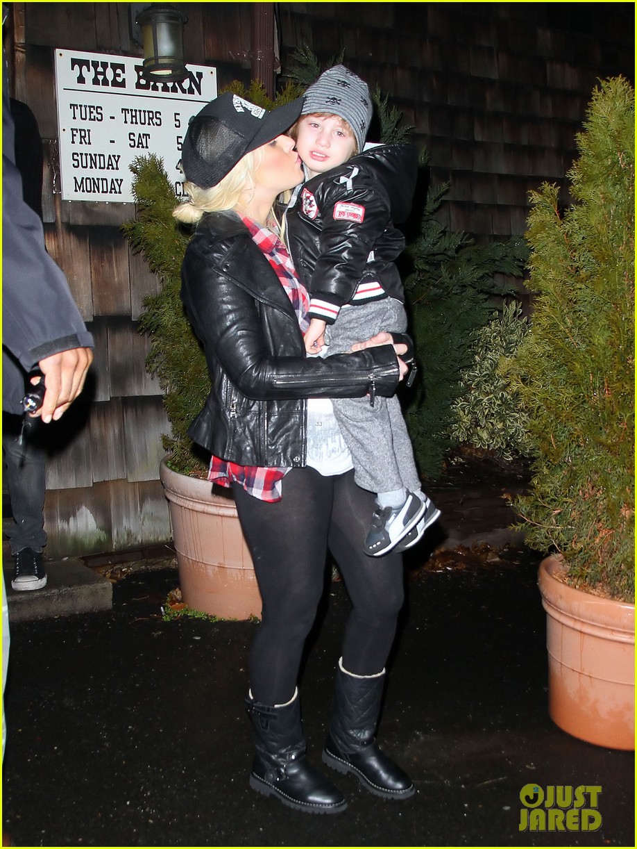 christina aguilera kisses for max in new jersey 022613924