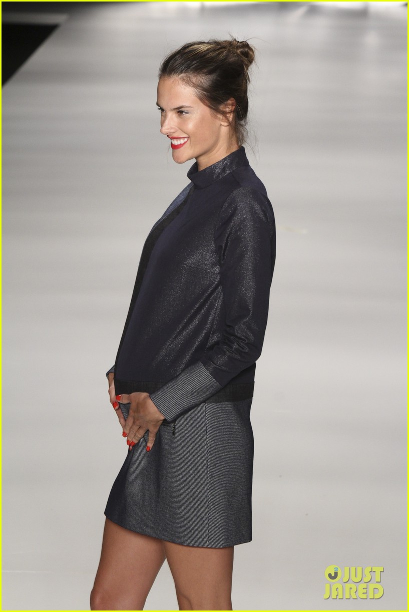 Alessandra Ambrosio Pregnant at Colcci Fashion Show! Photo 2620990(01)