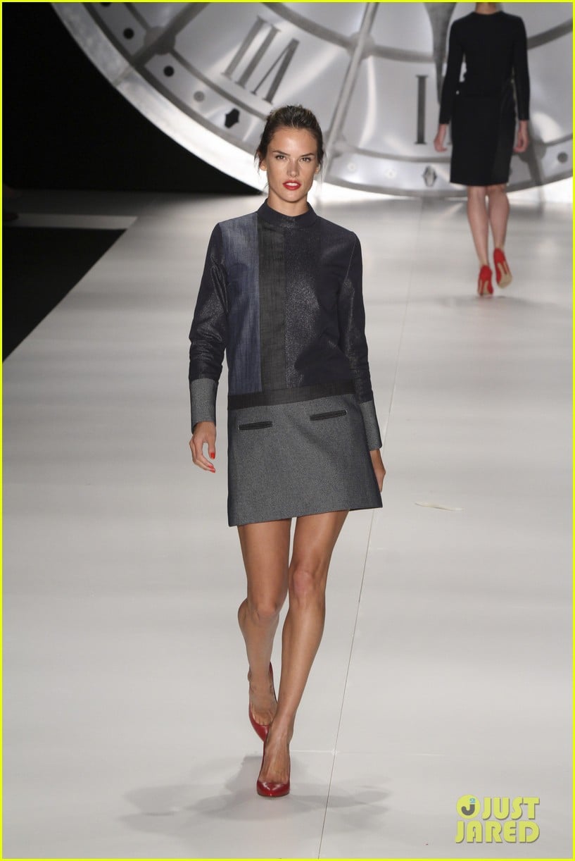 Alessandra Ambrosio Pregnant at Colcci Fashion Show! Photo 2620997