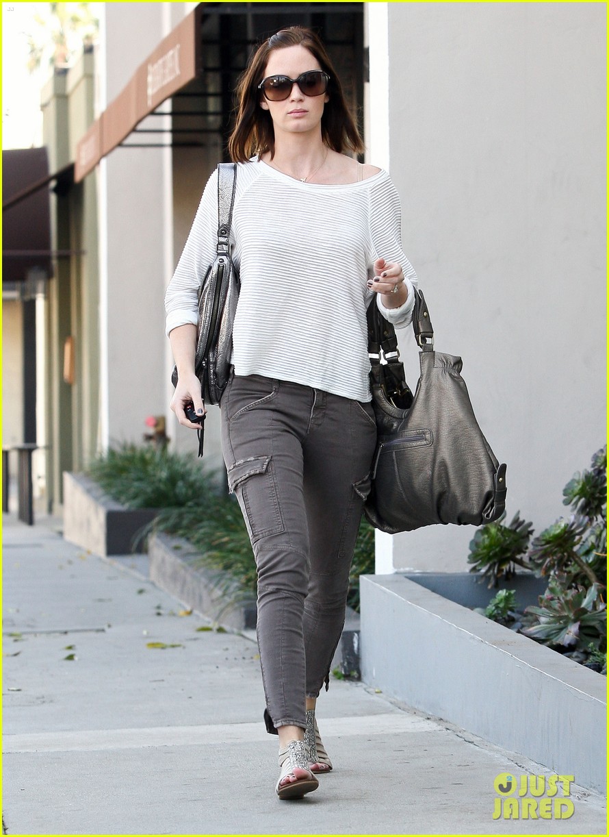 emily blunt jewelry shopping 052616822