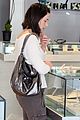 emily blunt jewelry shopping 02