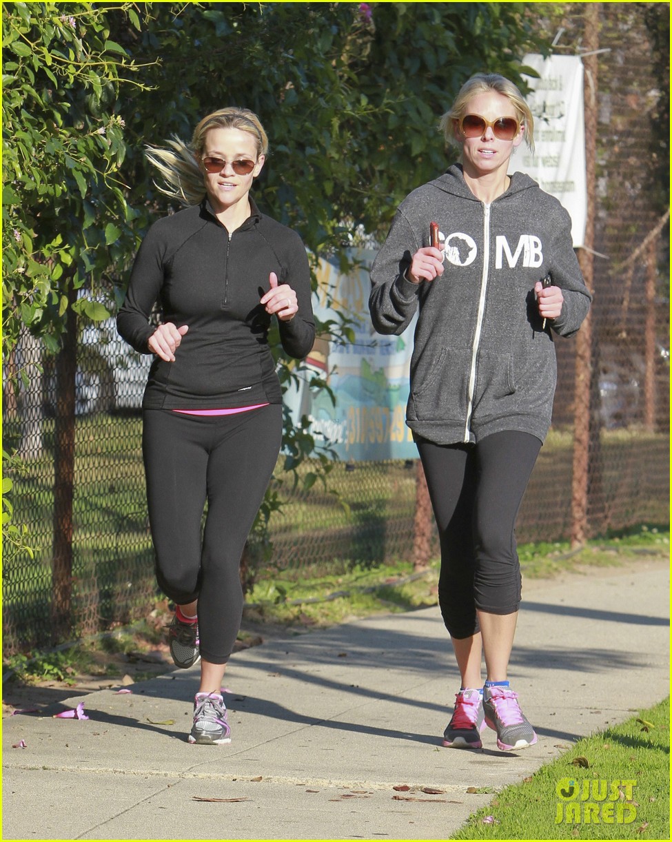 reese witherspoon jogging friend 02