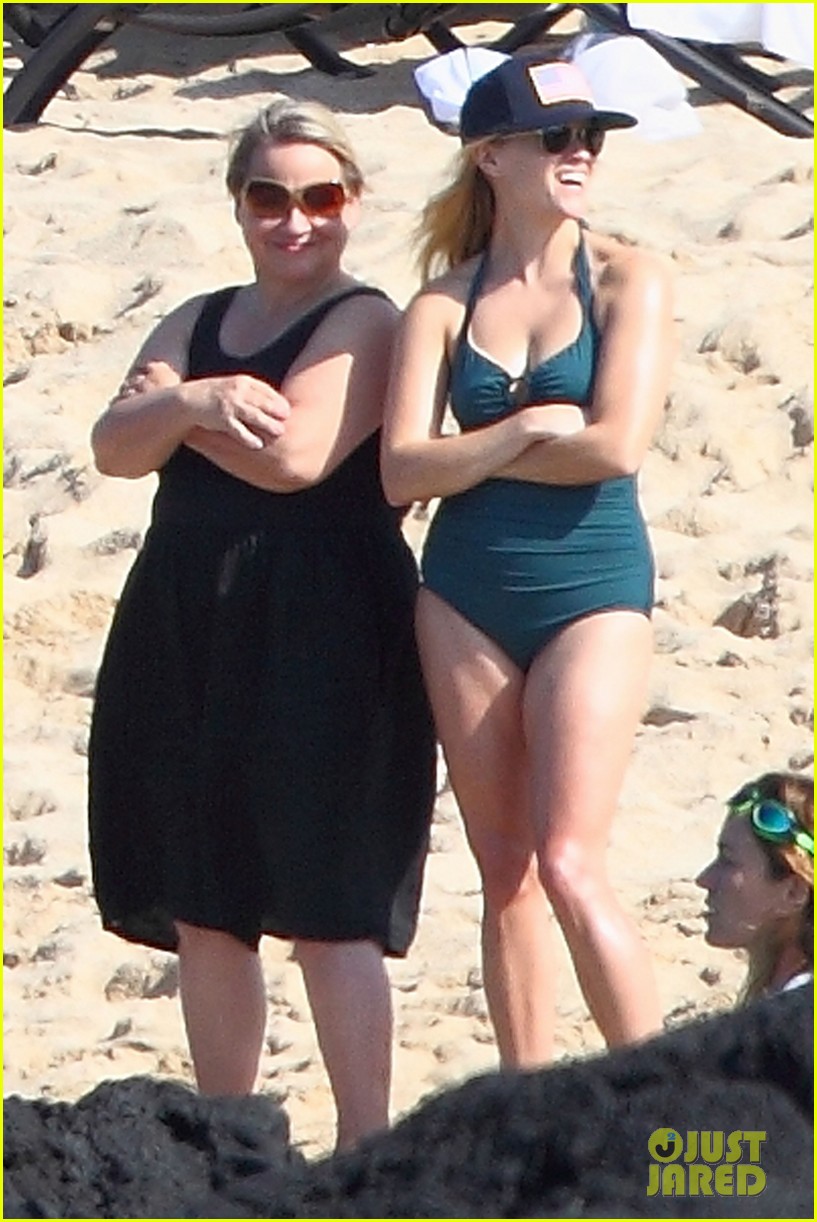 reese witherspoon swimsuit hawaii 01