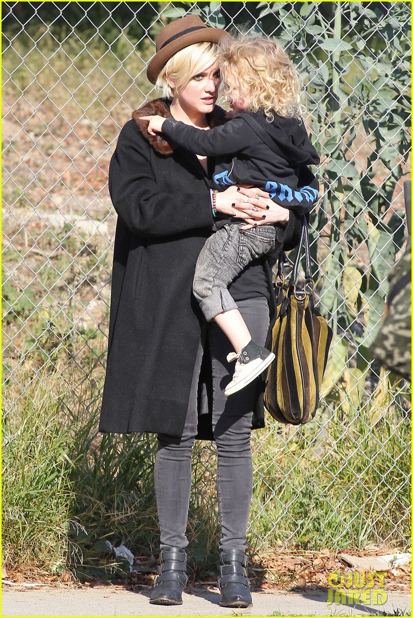 ashlee simpson vincent piazza park playtime with bronx 06