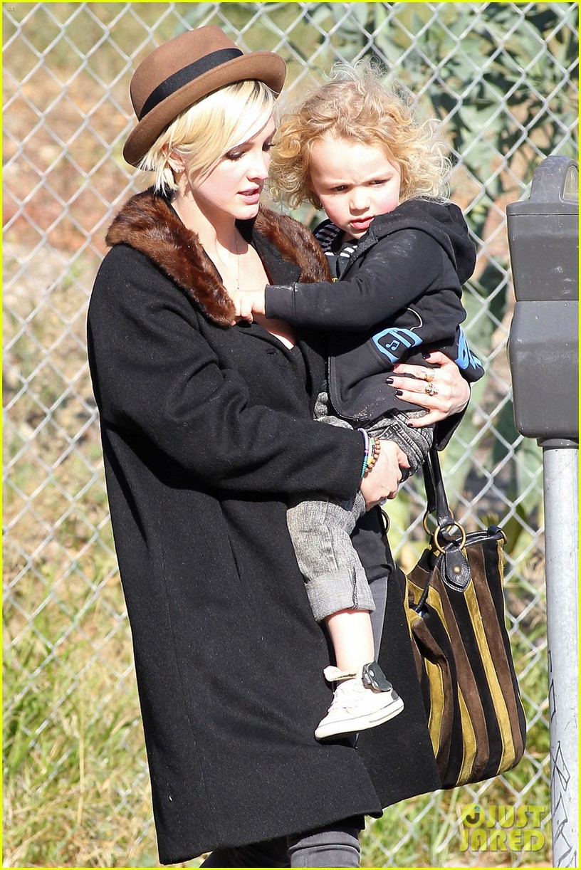 ashlee simpson vincent piazza park playtime with bronx 07