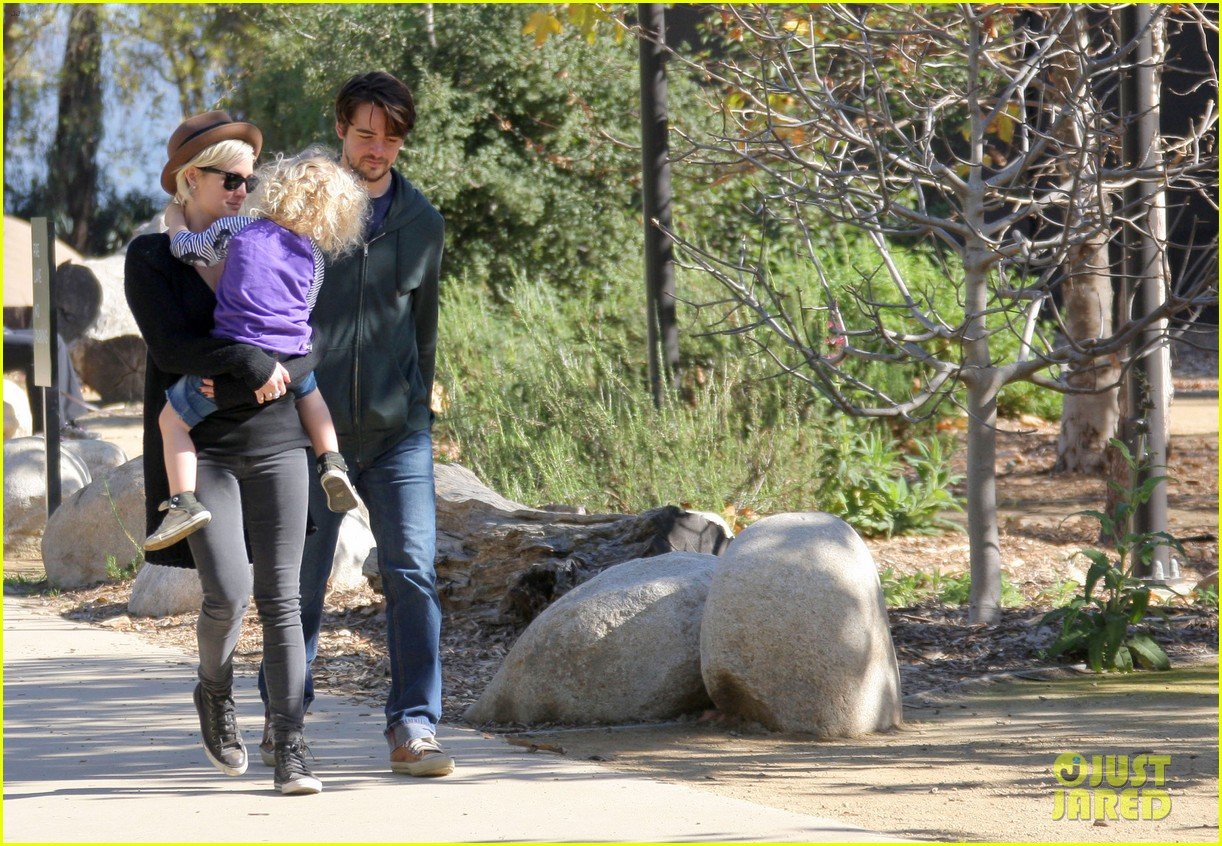 ashlee simpson vincent piazza park playtime with bronx 12
