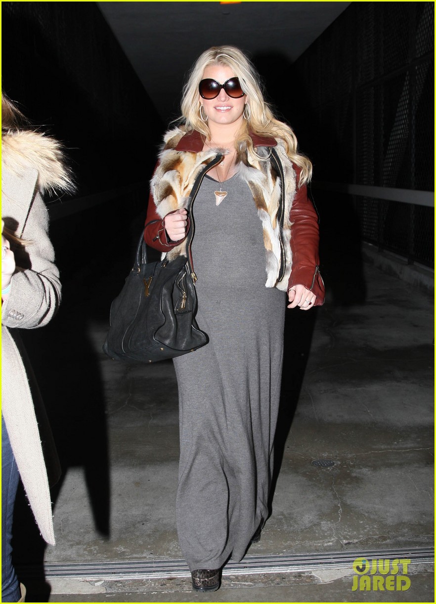 jessica simpson lax arrival with ashlee 092619011