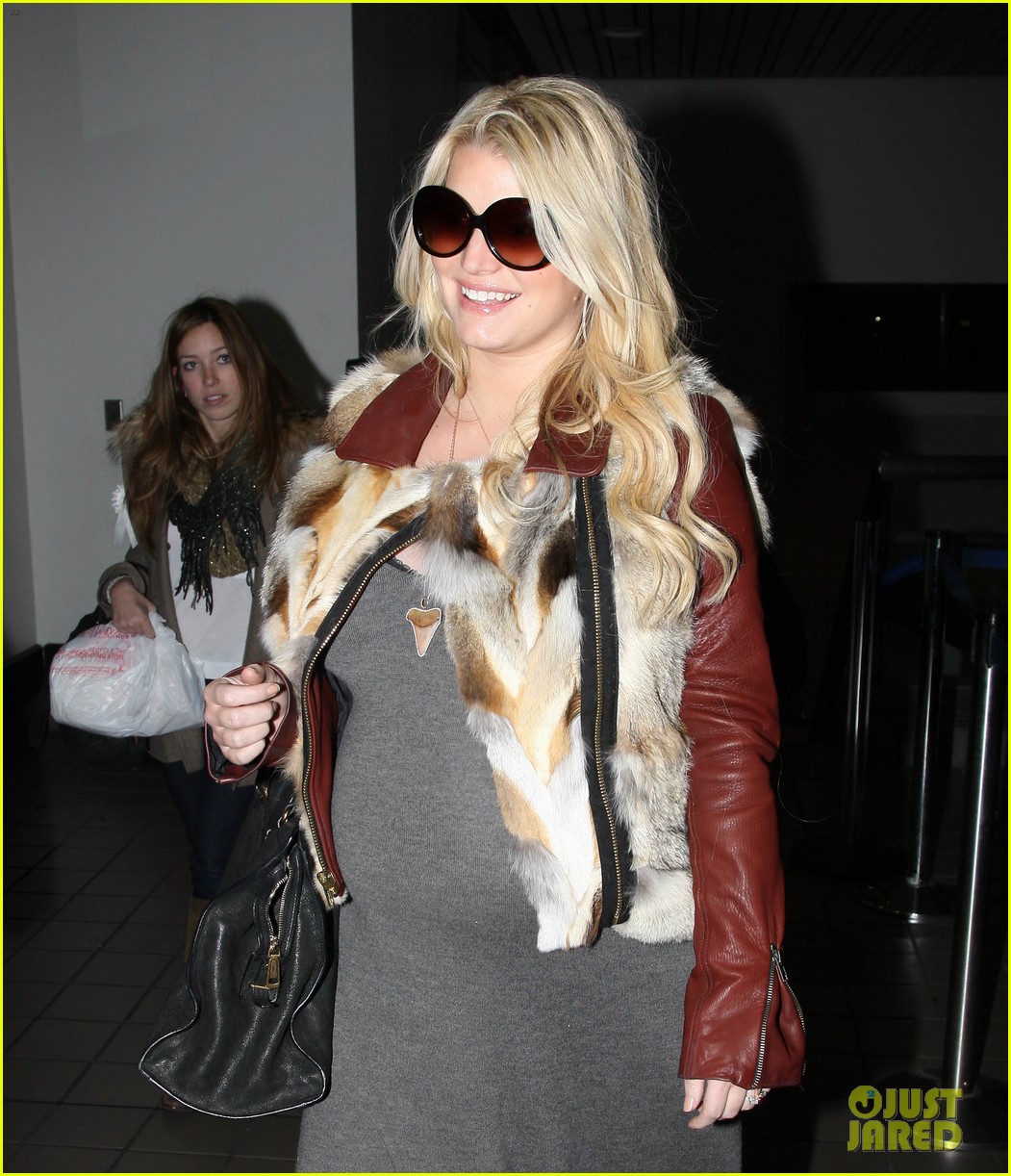 jessica simpson lax arrival with ashlee 18