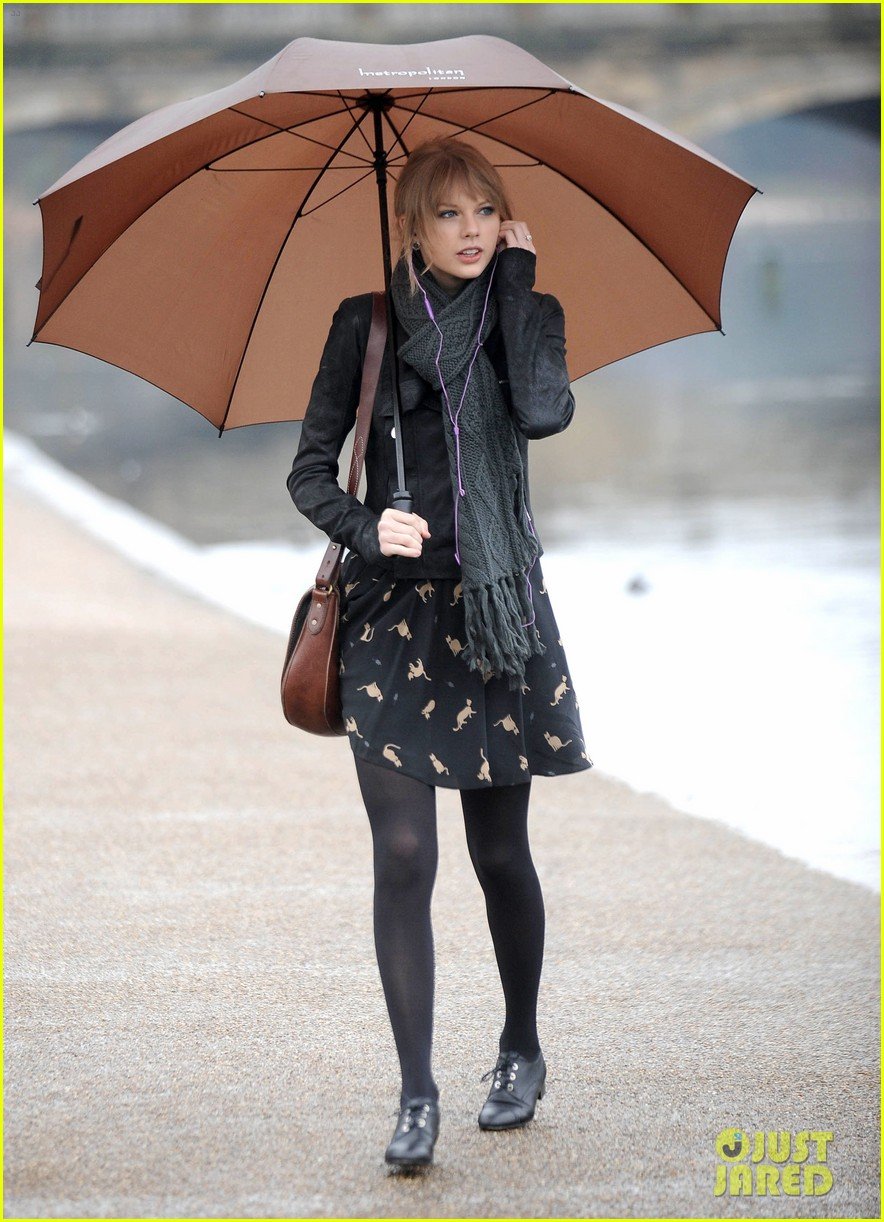 taylor swift umbrella london 04