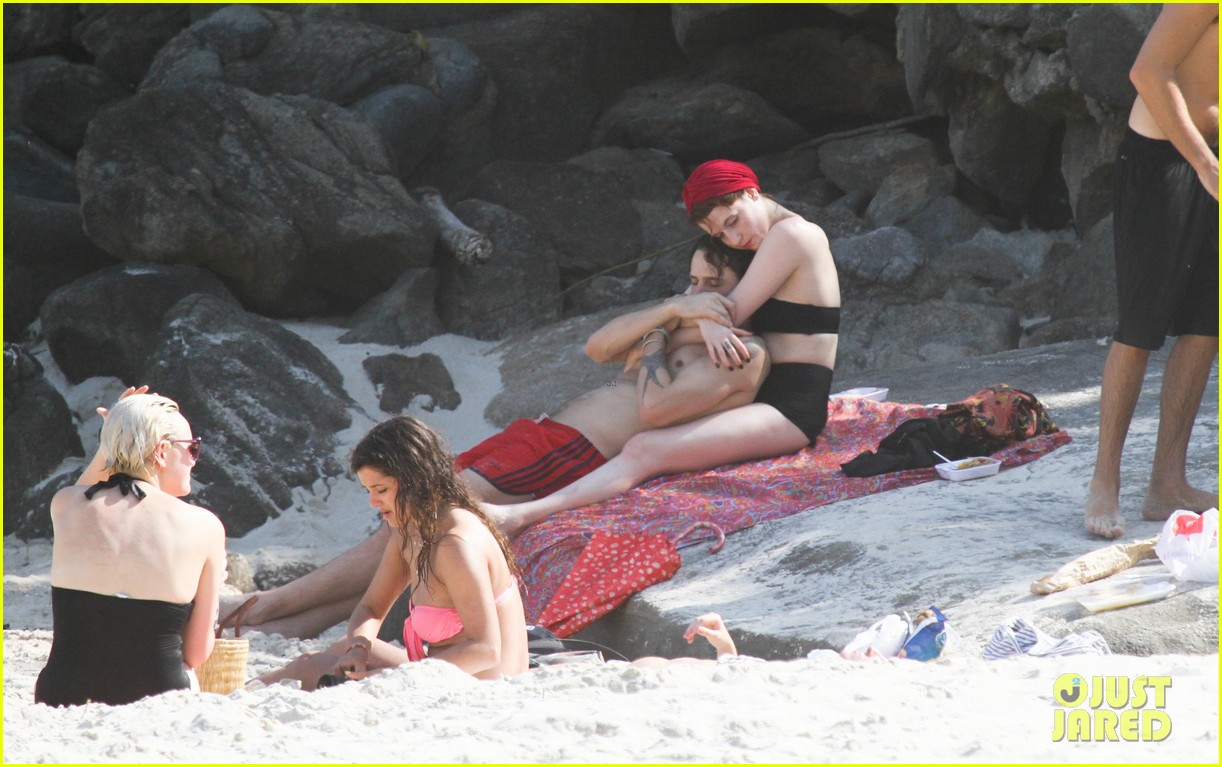 florence welch hits the beach with new boyfriend 22