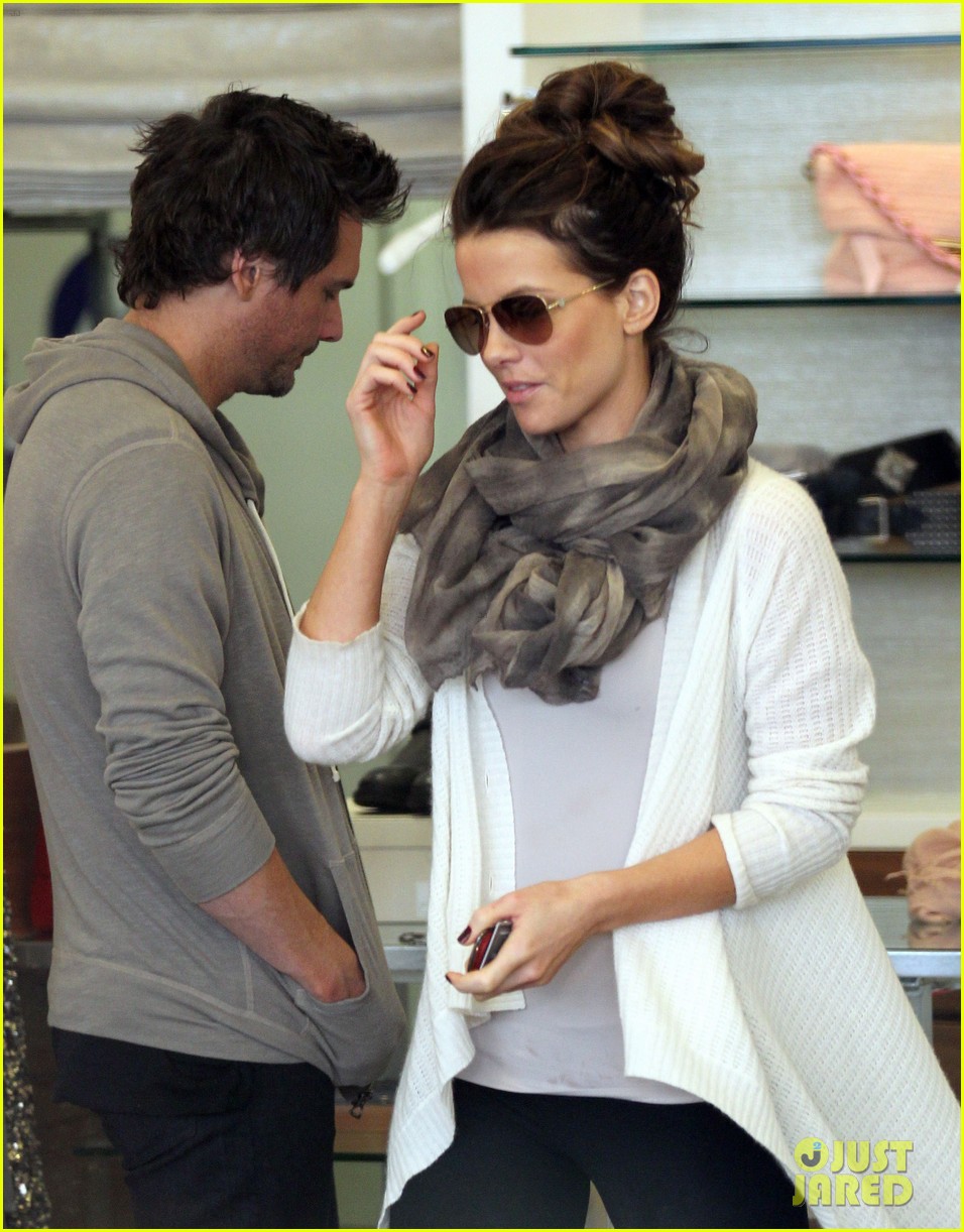 kate beckinsale shopping with hubby 032633966