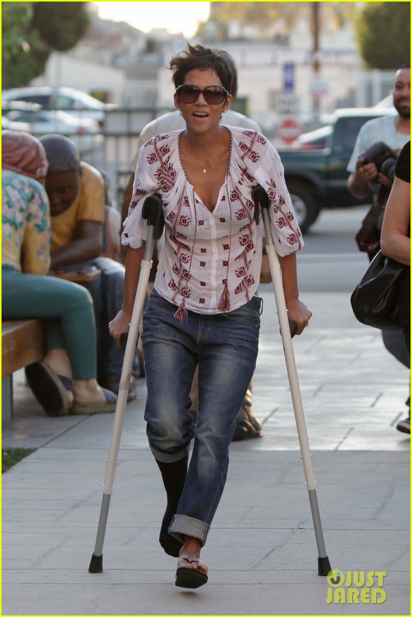 halle berry crutches checking out schools 012627033
