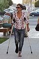 halle berry crutches checking out schools 04