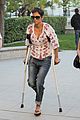 halle berry crutches checking out schools 05