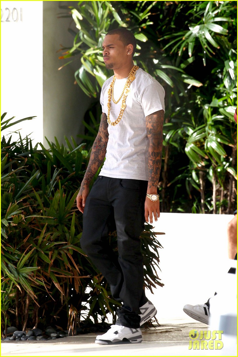 chris brown gold chains 012630785