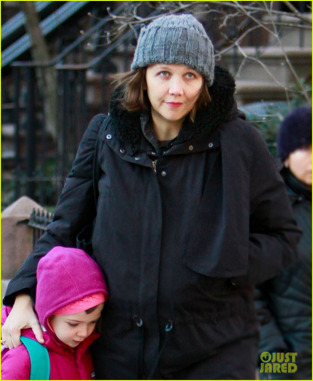 Maggie Gyllenhaal Morning Walk with Ramona! Photo 2625010 Celebrity(02)