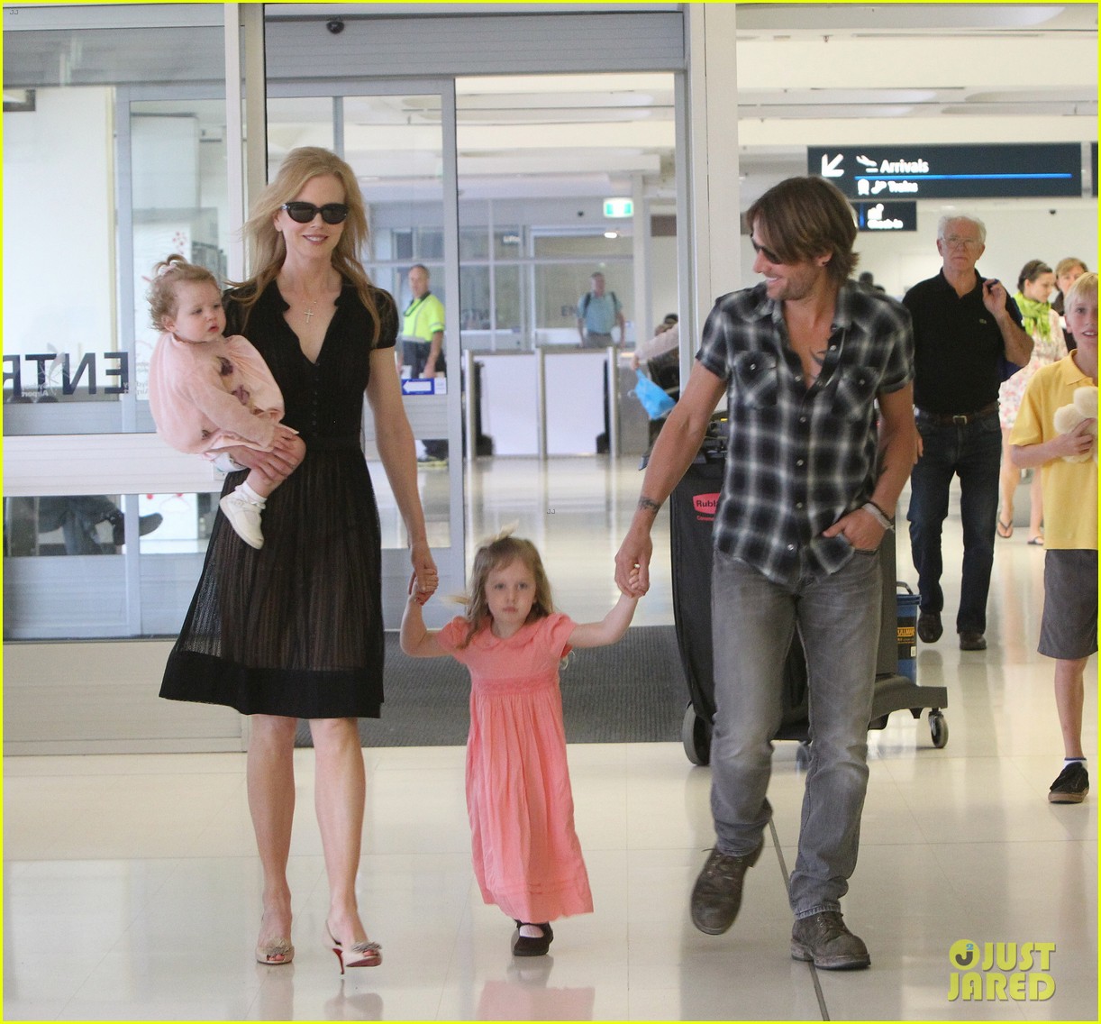 Nicole Kidman Takes Flight With the Family in Sydney Photo 2634450(01)